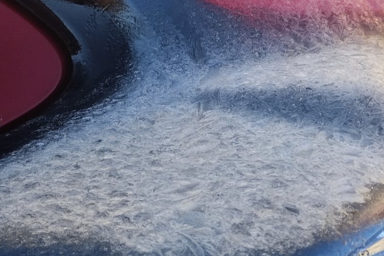 Ardahan'da sıcaklık eksilere d&uuml;şt&uuml;: Ara&ccedil;ların camları buz tuttu