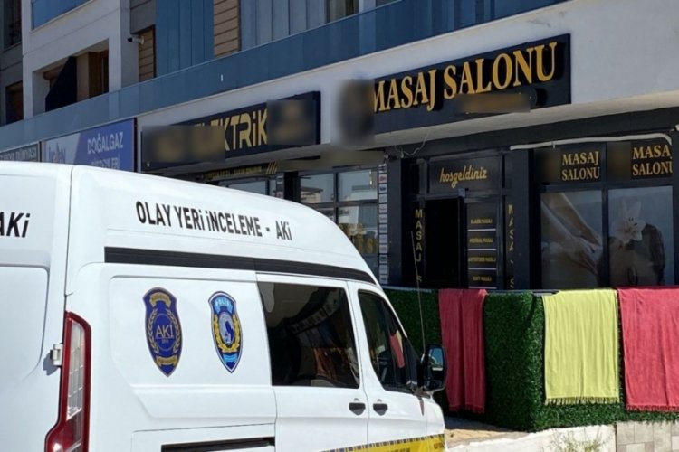 Masaj salonunda dehşet anlar! Gen&ccedil; kadını bı&ccedil;akladı, kurtulmasın diye kapıyı kilitledi