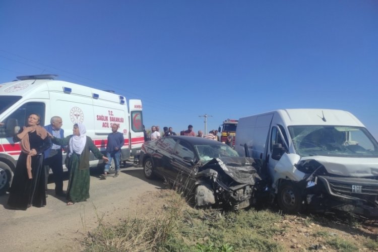 Mardin'de minib&uuml;s ile otomobil &ccedil;arpıştı: 1 yaralı