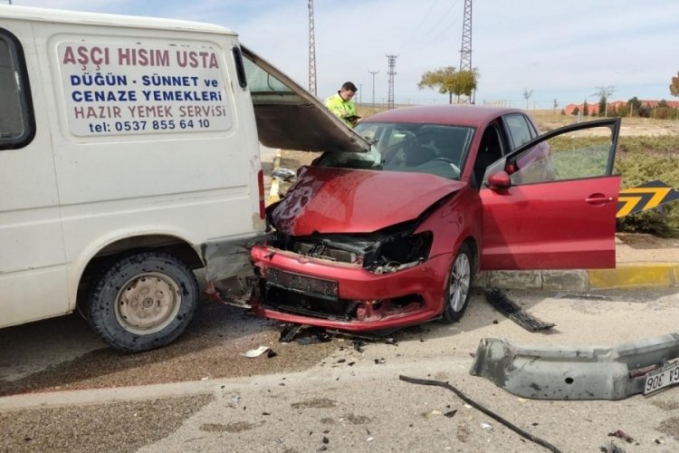 Konya'da otomobil ile minib&uuml;s &ccedil;arpıştı: 2 yaralı