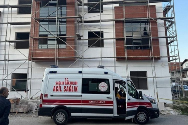 Sakarya'da feci olay... İş&ccedil;ilerin &uuml;zerine asans&ouml;r d&uuml;şt&uuml;, 2 kişi hayatını kaybetti