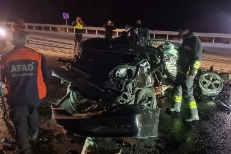 Erzincan'da otomobil ile tır &ccedil;arpıştı: 3 &ouml;l&uuml;, 1 yaralı