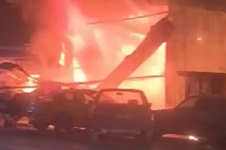 Eşi ile tartıştıktan sonra cinnet ge&ccedil;iren esnaf işyerini ateşe verdi