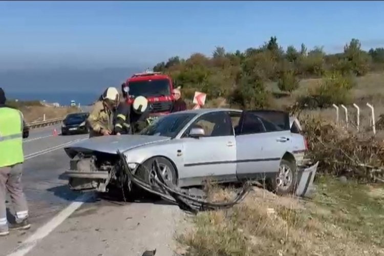 Bursa'da faciadan dönülen kaza! Freni boşalan otomobil tırın altına girdi