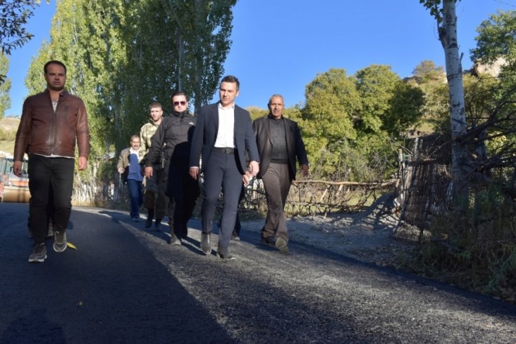 Hakkari'de k&ouml;y yolları estetik g&ouml;r&uuml;n&uuml;m&uuml;ne kavuşuyor