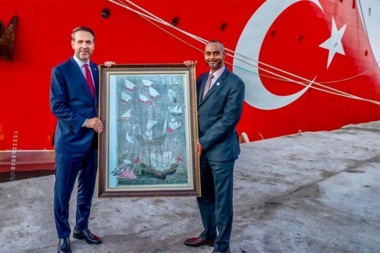 Oru&ccedil; Reis Somali'ye ulaştı! Bakan Bayraktar'a anlamlı hediye