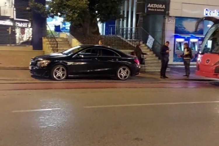 Bursa'da aracını tramvay hattına bıraktı! Seferler aksadı 