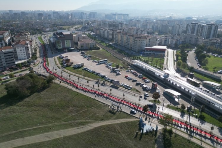 Bursa'da yüzlerce öğrenci 500 metre bayraklı kortej yapıp teröre lanet okudu