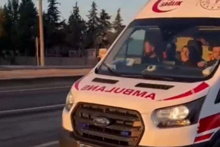Otomobil tıra arkadan &ccedil;arptı: 3 yaralı