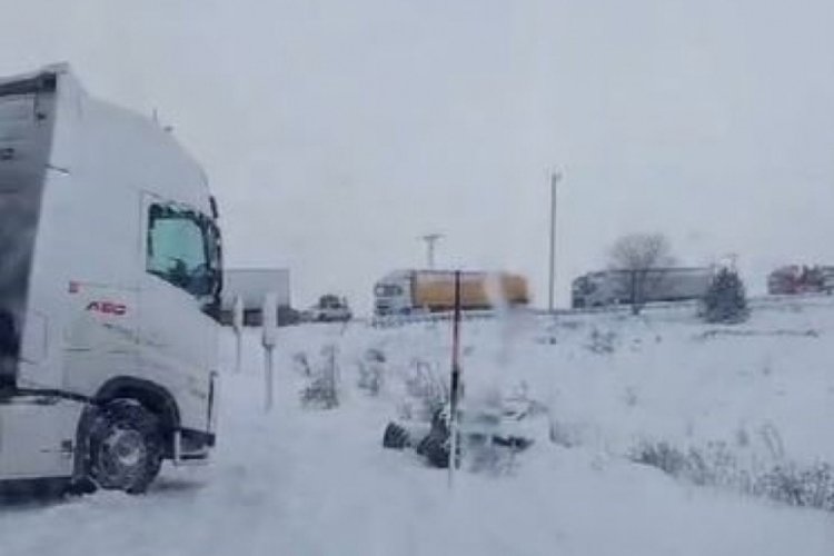 Ardahan'da kar yağınca tırlar yolda mahsur kaldı