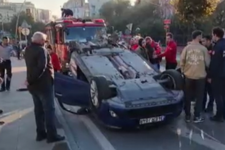 İstanbul'da otomobil takla attı
