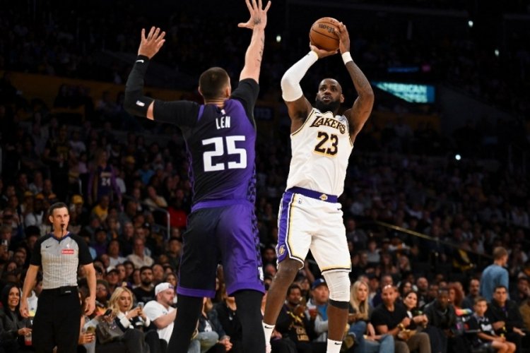 Los Angeles Lakers 3'te 3 yaptı 