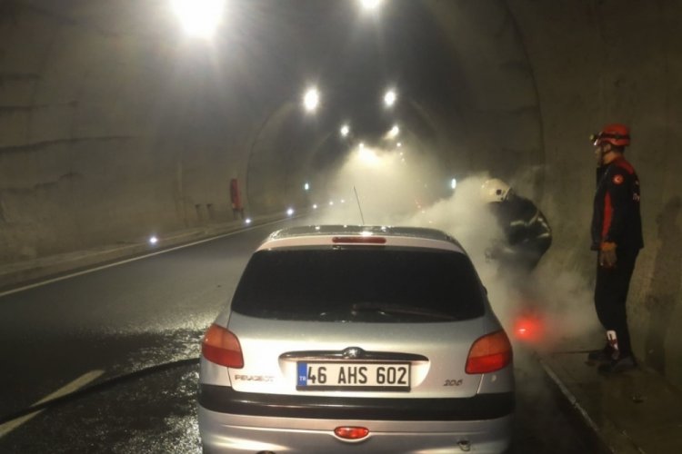 Kahramanmaraş'ta seyir halindeki ara&ccedil; alevlere teslim oldu