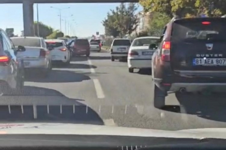 Kaza nedeniyle tıkanan yol, polis ekiplerine 'fermuar y&ouml;ntemi' ile a&ccedil;ıldı
