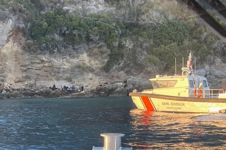 K&ouml;rmen liman mevkiinde 6 &ccedil;ocuk ve 21 d&uuml;zensiz g&ouml;&ccedil;men yakalandı