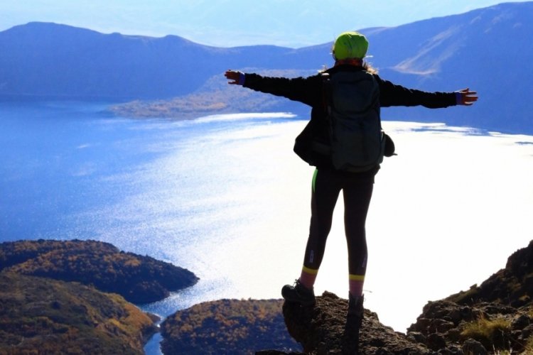 Van'da 50 dağcı Nemrut Krater G&ouml;l&uuml;'n&uuml;n g&uuml;zelliklerini keşfetti!