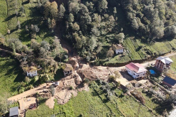 Rize'de heyelan nedeniyle 3 ev boşaltıldı