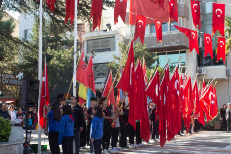 Orhangazi'de Cumhuriyet Bayramı kutlamaları çelenk sunma töreni ile başladı