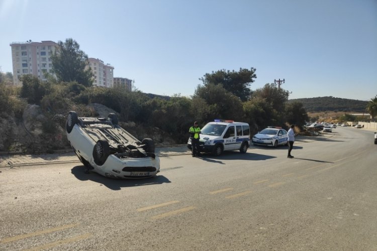 Takla atıp, ters d&ouml;nen otomobildeki s&uuml;r&uuml;c&uuml; yaralandı
