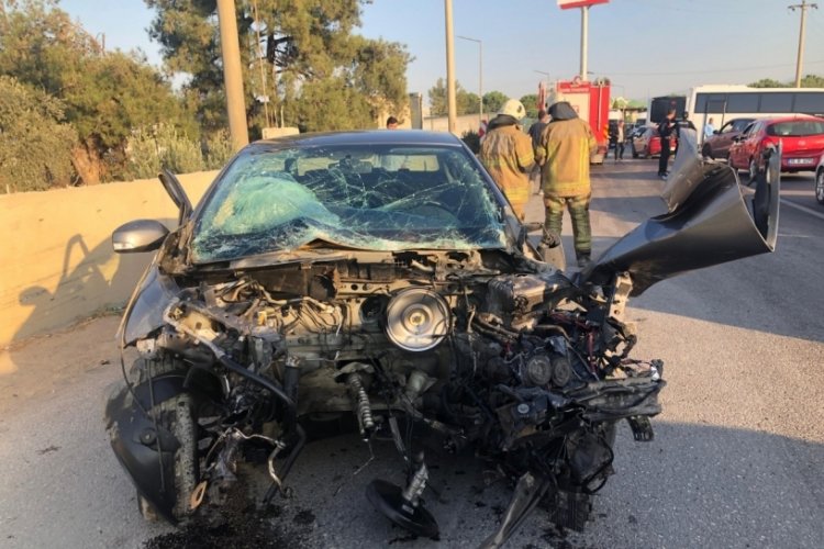 İzmir'de servis minib&uuml;s&uuml;yle otomobil kafa kafaya &ccedil;arpıştı: 1 yaralı