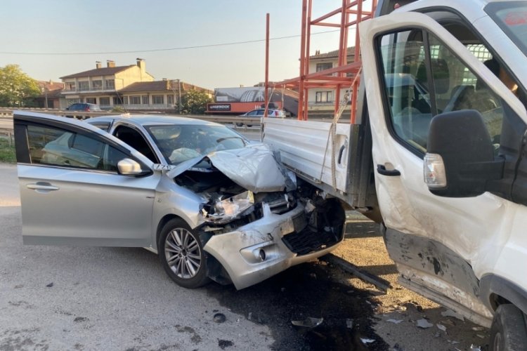 Kamyonete &ccedil;arpan otomobilin s&uuml;r&uuml;c&uuml;s&uuml; ağır yaralandı