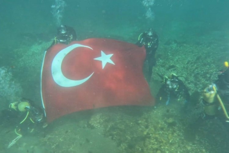 Dalgı&ccedil; polisler su altında T&uuml;rk bayrağı a&ccedil;tı