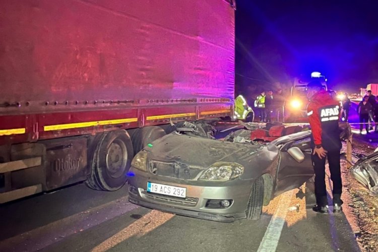 Amasya'da lastiği patlayan tıra &ccedil;arpan otomobil parampar&ccedil;a oldu: 1 &ouml;l&uuml;
