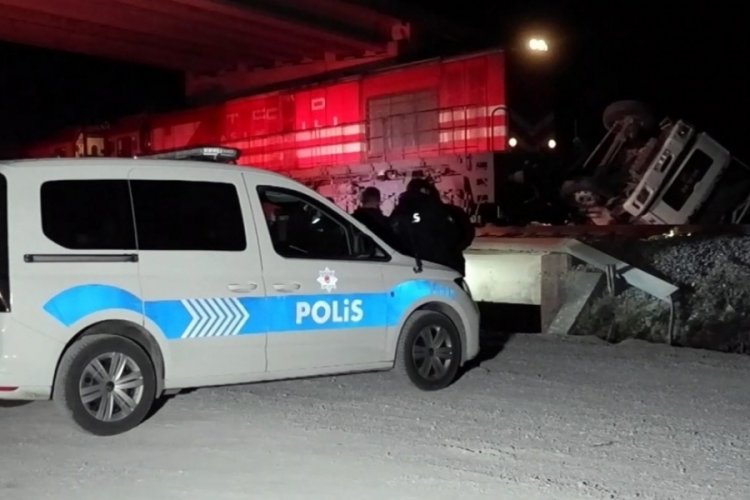 Edirne'de yolcu treni beton pompasına &ccedil;arptı