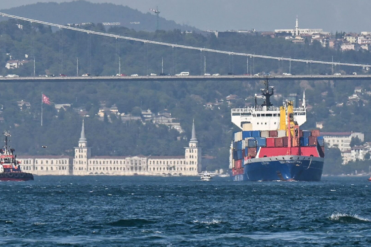 İstanbul'da gemi trafiği ge&ccedil;ici bir s&uuml;re durduruldu