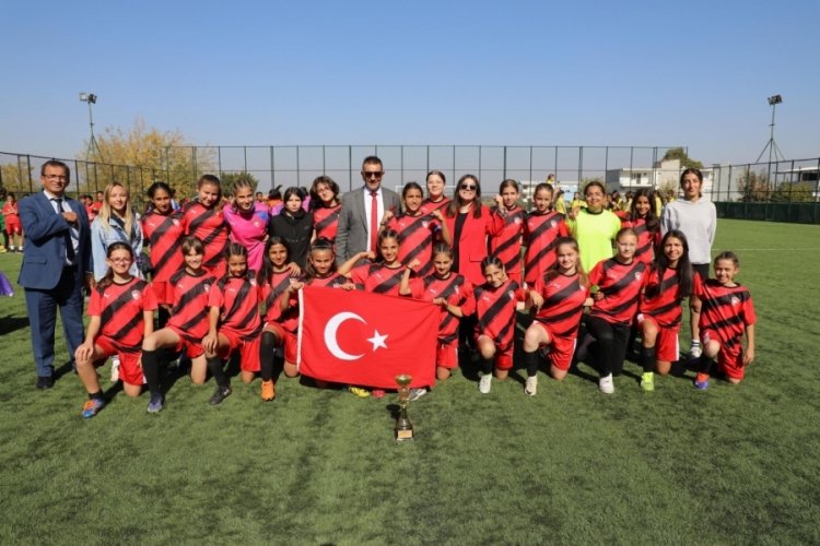 Kız futbol takımları Cumhuriyet için oynadı 