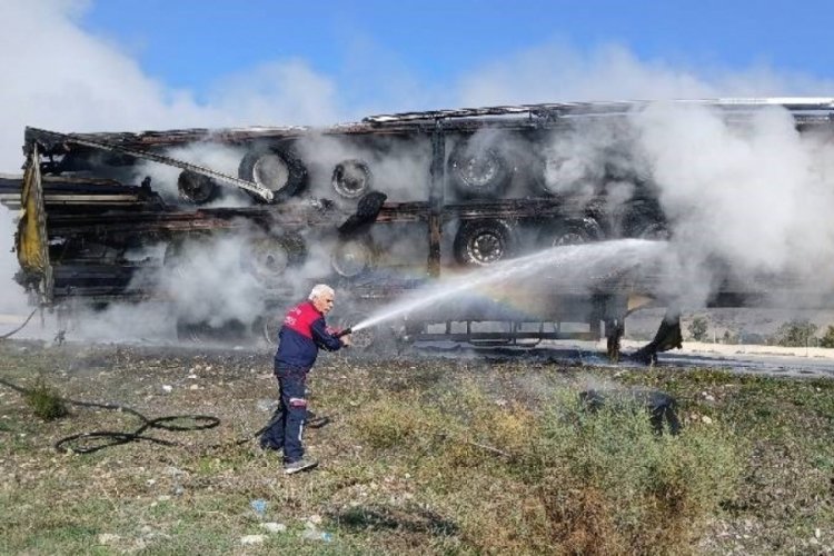 Seyir halindeki tır alevlere teslim oldu