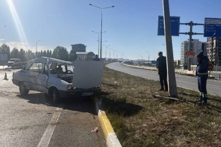 Sivas'ta otomobil direğe &ccedil;arptı: Yaralılar var