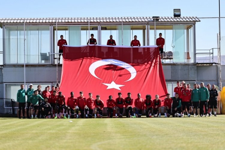 Sivasspor antrenmanda 29 Ekim Cumhuriyet Bayramı için dev Türk bayrağı açtı