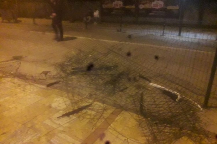 Hızını alamayan otomobil tel &ccedil;itlere girdi