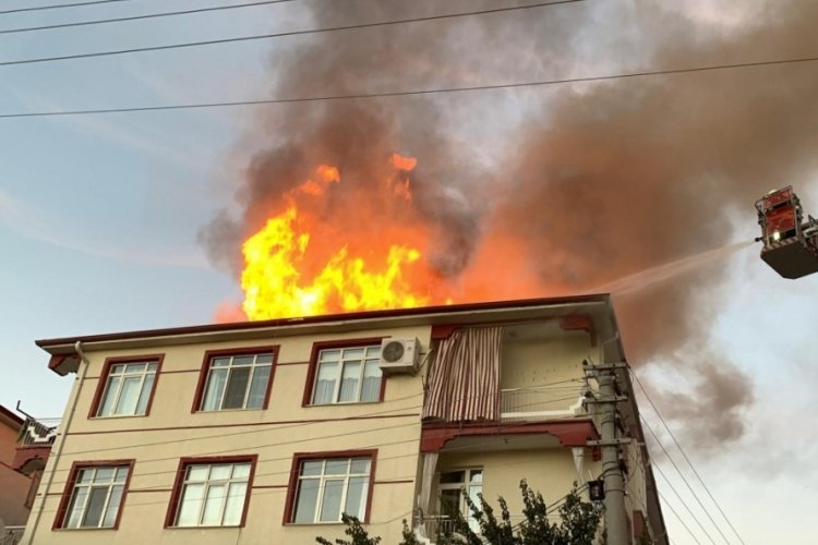 Karaman'da binanın &ccedil;atısı alev topuna d&ouml;nd&uuml;, mahalleli sokağa d&ouml;k&uuml;ld&uuml;
