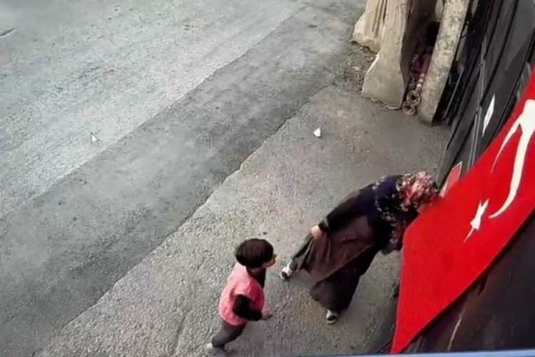 Van'da &ccedil;ocuk ve annenin T&uuml;rk bayrağı sevgisi