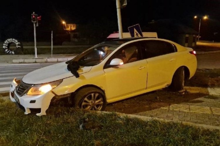 &Ccedil;orum'da ara&ccedil; kaldırıma &ccedil;ıktı: 2 yaralı