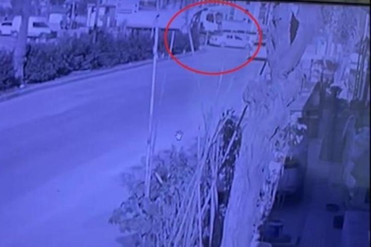 Kamyon, otomobili 50 metre s&uuml;r&uuml;kledi