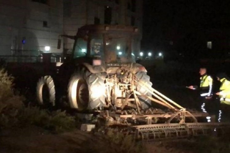 Tekirdağ'da alkoll&uuml; s&uuml;r&uuml;c&uuml; trakt&ouml;rle 18 otomobile &ccedil;arptı
