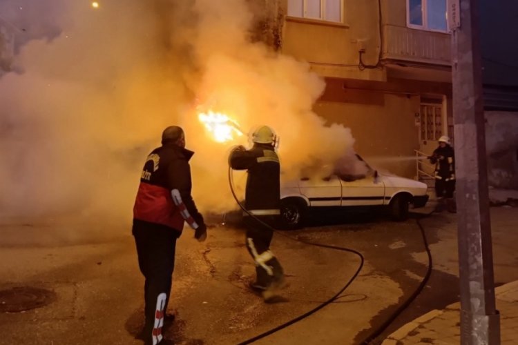 Otomobil yangın sonrası kullanılamaz hale geldi