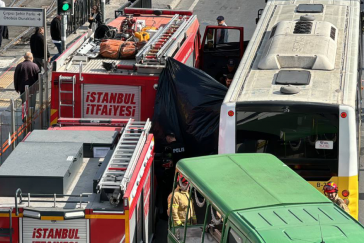 Bakırk&ouml;y'de İETT otob&uuml;s&uuml;n&uuml;n &ccedil;arptığı kadın hayatını kaybetti