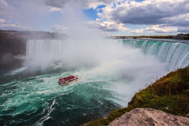 Anne, iki çocuğuyla birlikte Niagara Şelalesi'ne atlayarak intihar etti