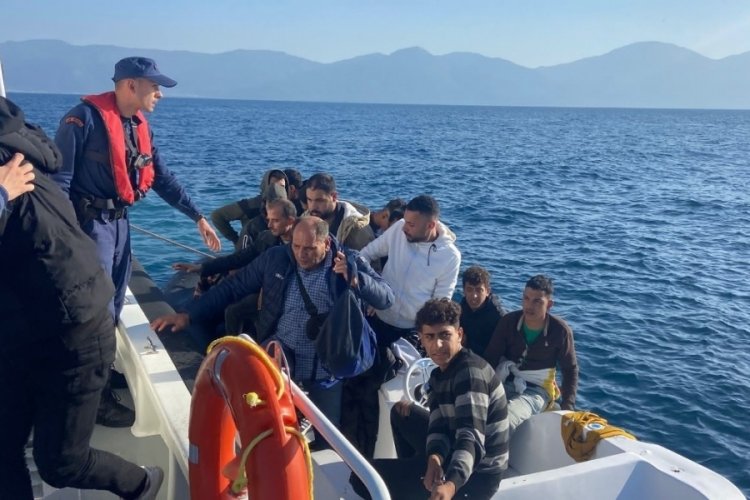 Aydın'da 21 d&uuml;zensiz g&ouml;&ccedil;menin imdadına Sahil G&uuml;venlik Botu (KB-117) yetişti