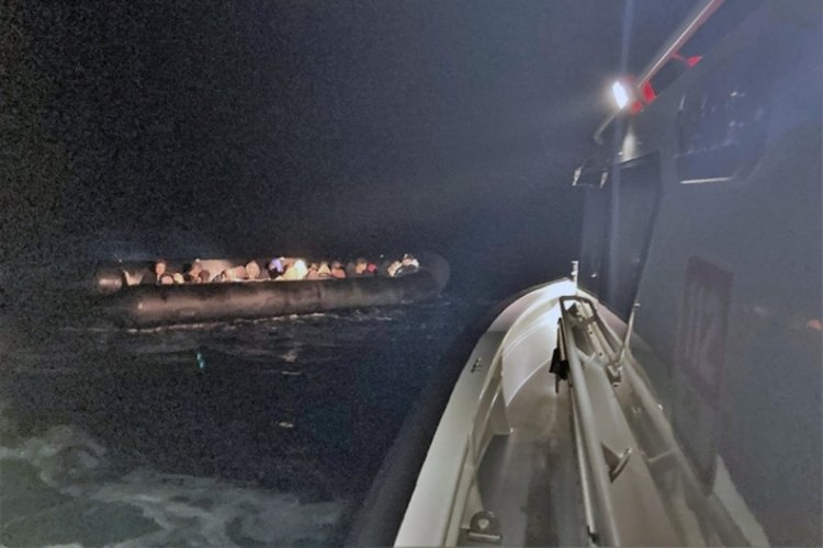 Yunanistan'ın geri ittiği 11'i &ccedil;ocuk 29 d&uuml;zensiz g&ouml;&ccedil;men kurtarıldı