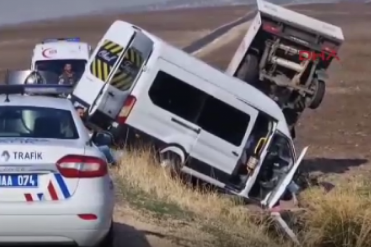 Servis, otomobil, kamyonet &ccedil;arpıştı: 15'i &ouml;ğretmen 17 kişi yaralandı