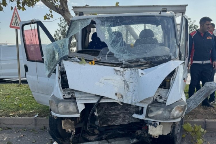 S&uuml;r&uuml;c&uuml;s&uuml;n&uuml;n direksiyon hakimiyetini kaybettiği kamyonet elektrik direğine &ccedil;arptı