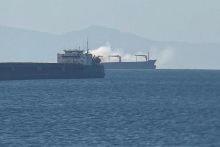 İstanbul Pendik a&ccedil;ıklarında gemi yangını!