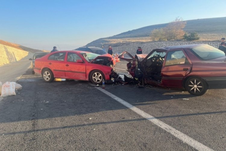 Otomobillerin kafa kafaya &ccedil;arpıştığı kazada 3 kişi yaralandı