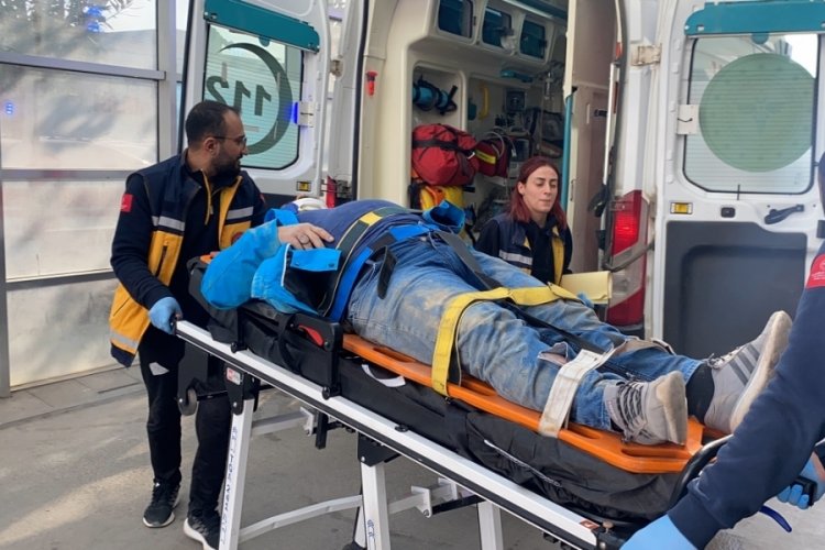 Minib&uuml;s ile otomobil &ccedil;arpıştı: 1 yaralı
