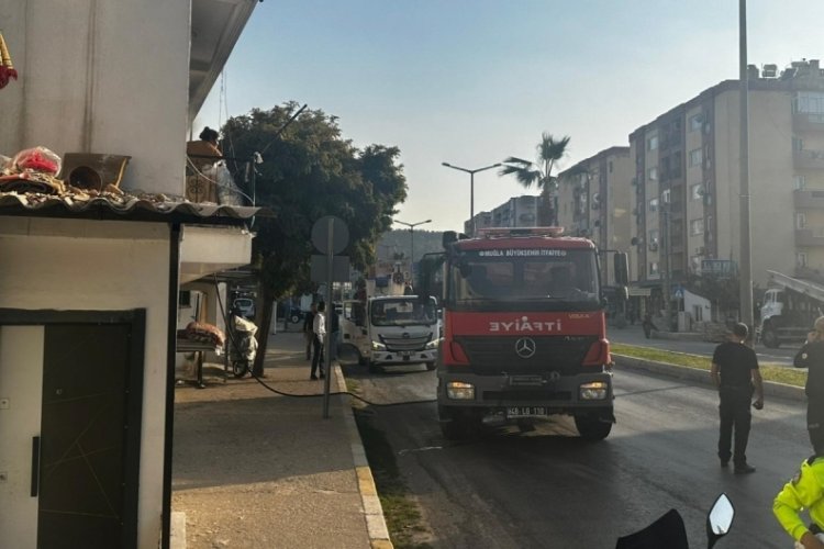 Trafik polisleri yangının b&uuml;y&uuml;mesini &ouml;nledi